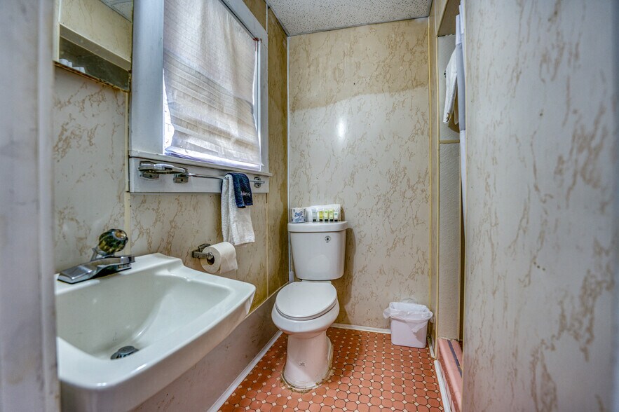 More Photos Of 208 Court St, Jasper Hotel For Sale