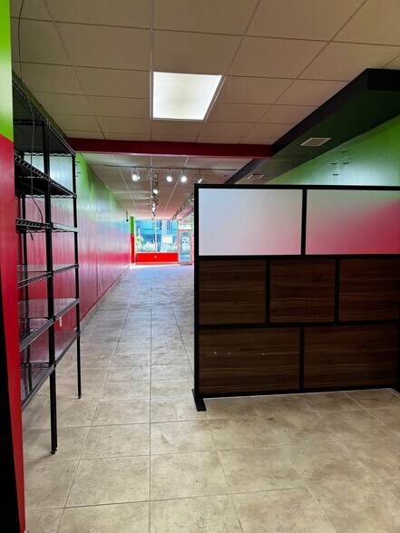 More Photos Of 19-23 N Blvd Of Presidents, Sarasota Storefront For Lease