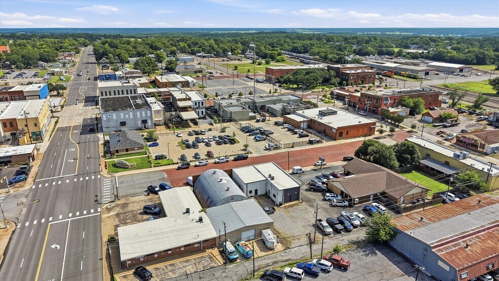 More Photos Of 118 W Chestnut St, Denison Office For Sale