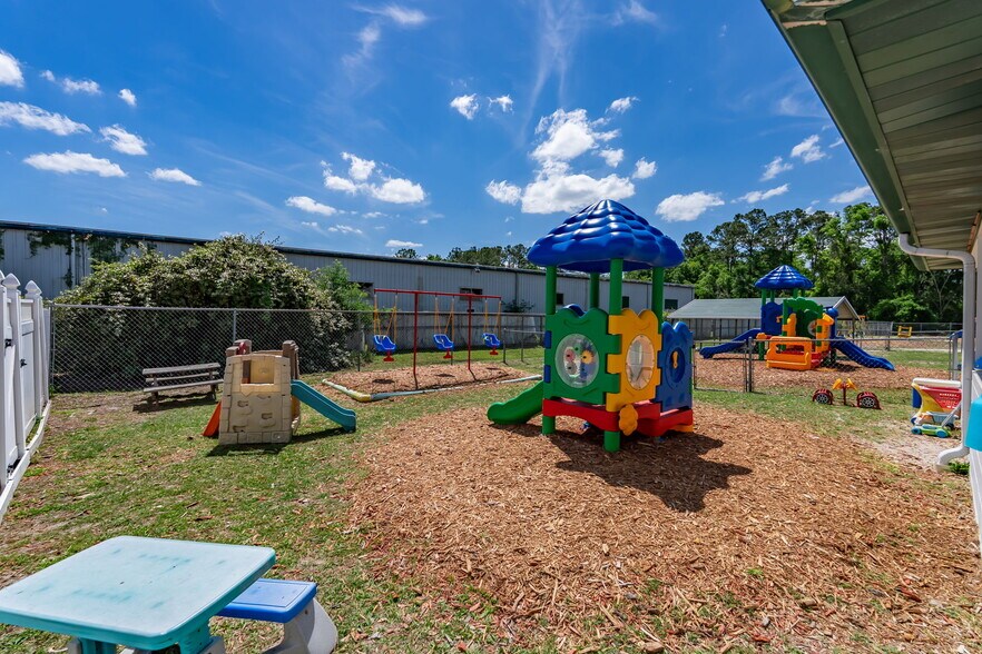 More Photos Of 522 NW Turner Rd, Lake City Daycare Center For Sale