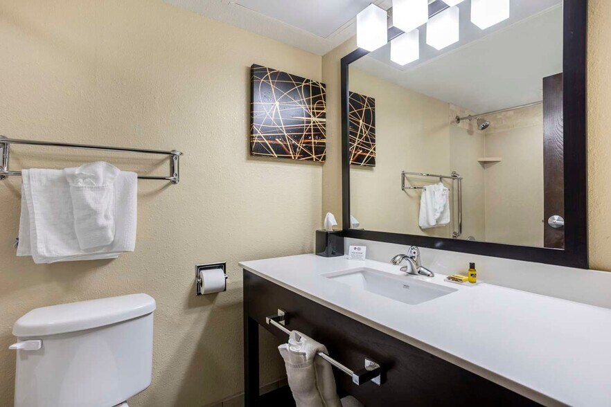 More Photos Of 2911 Gilmore Dr, Jonesboro Hotel For Sale