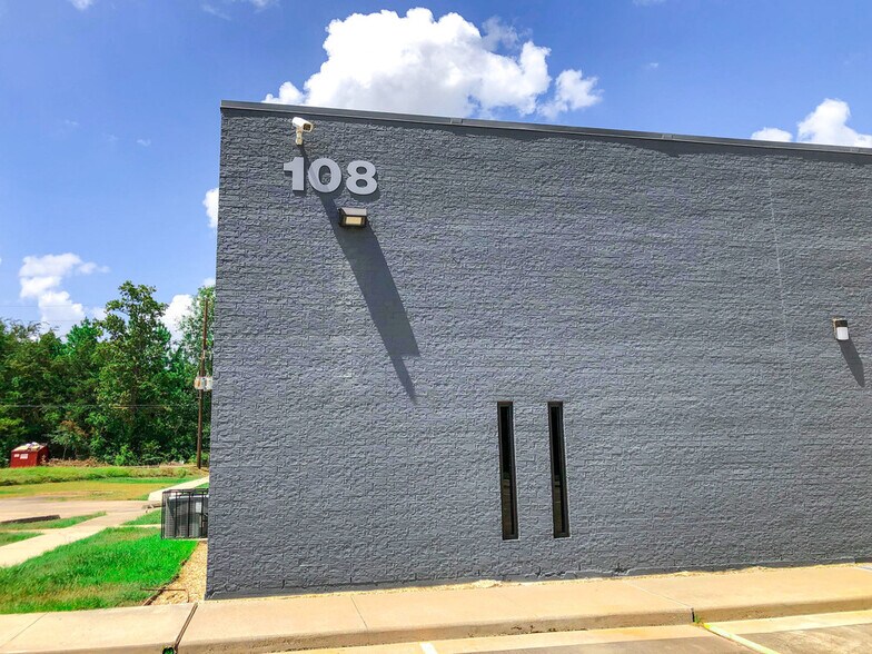 More Photos Of 108 Commercial Cir, Conroe Office Residential For Sale