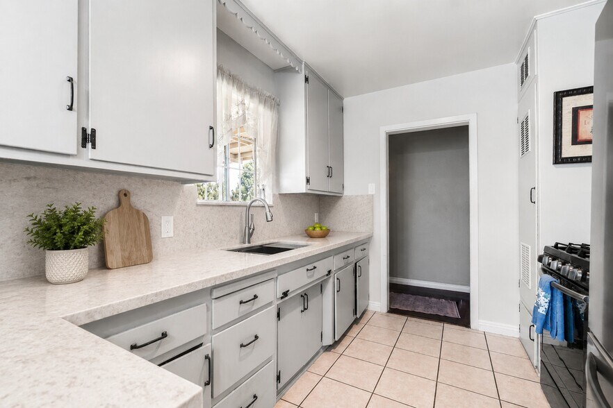 More Photos Of 1562 W 31st St, Long Beach Apartments For Sale