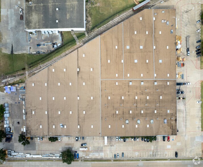 More Photos Of 1200-1210 W Crosby Rd, Carrollton Warehouse For Lease