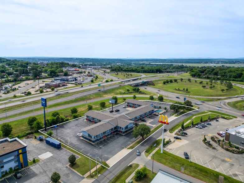Primary Photo Of 6001 Rogers Ave, Fort Smith Hotel For Sale