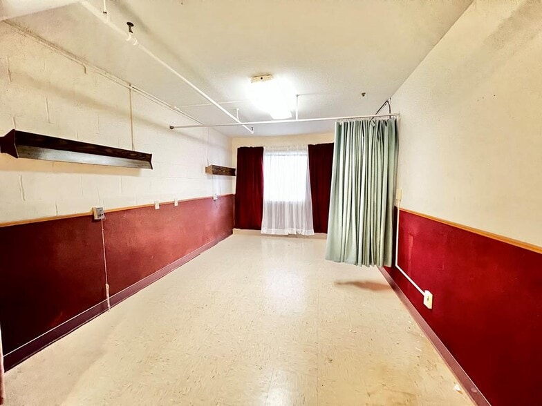 More Photos Of 720 W 1st St, Coffeyville Healthcare For Sale