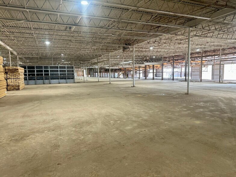 More Photos Of 12345 Massey ave, Tyler Distribution For Lease
