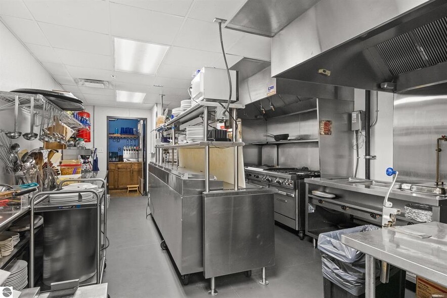 More Photos Of 11921 SE Torch Lake Dr, Alden Restaurant For Sale