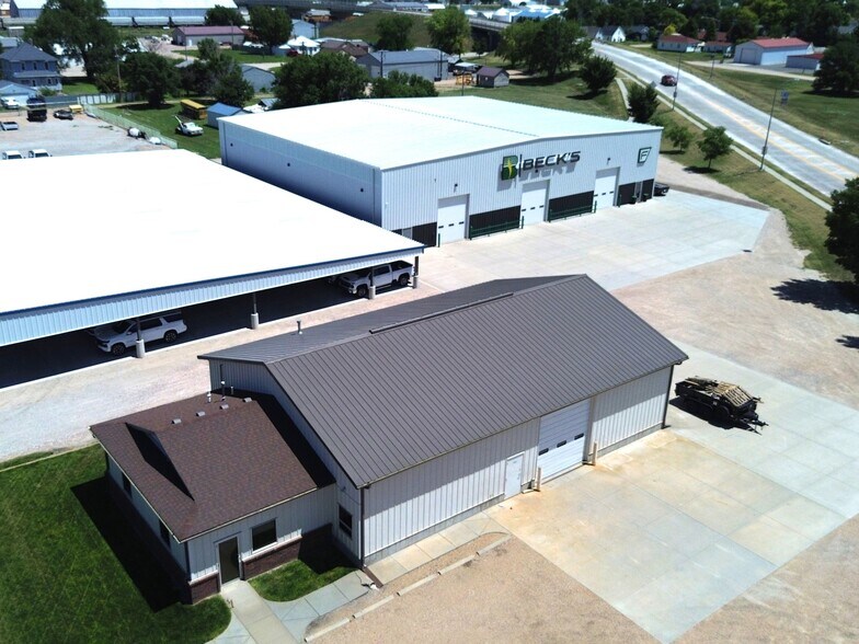Primary Photo Of 405 Lake Ave, Gothenburg Distribution For Sale