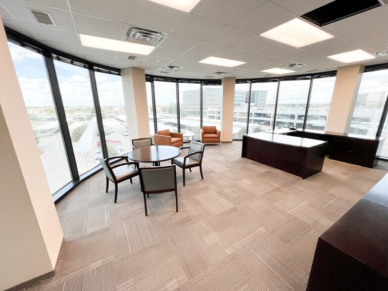 More Photos Of 303 Veterans Airpark Ln, Midland Office For Lease