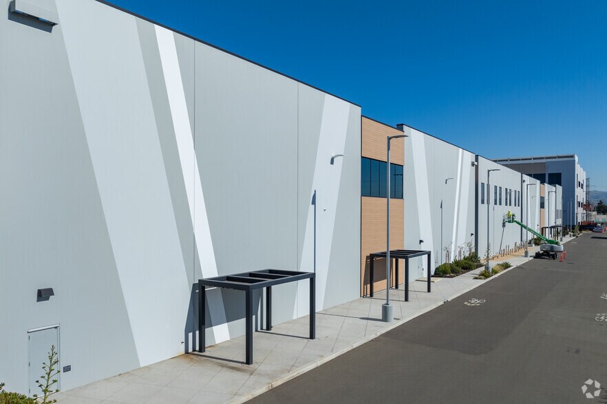 More Photos Of 25500 Clawiter Rd, Hayward Warehouse For Lease