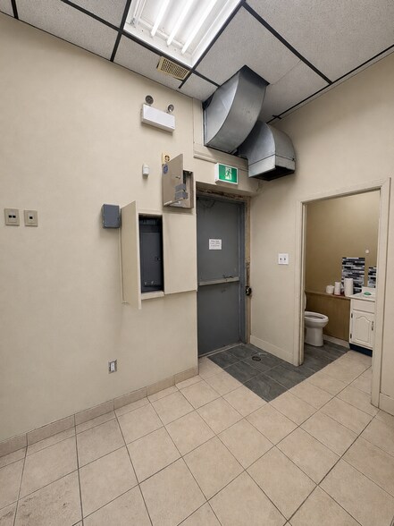 More Photos Of 1681 Bath Rd, Kingston Freestanding For Lease