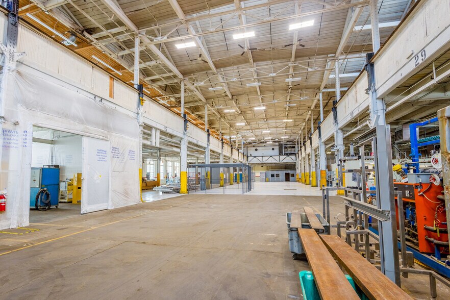 More Photos Of 1 Westinghouse Plz, Hyde Park Light Distribution For Sale