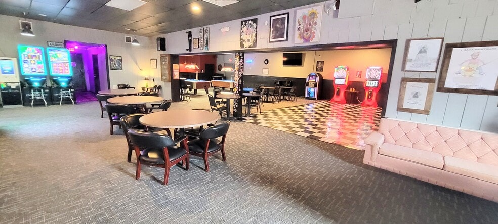 More Photos Of 118 E Jackson Ave, Iola General Retail For Sale