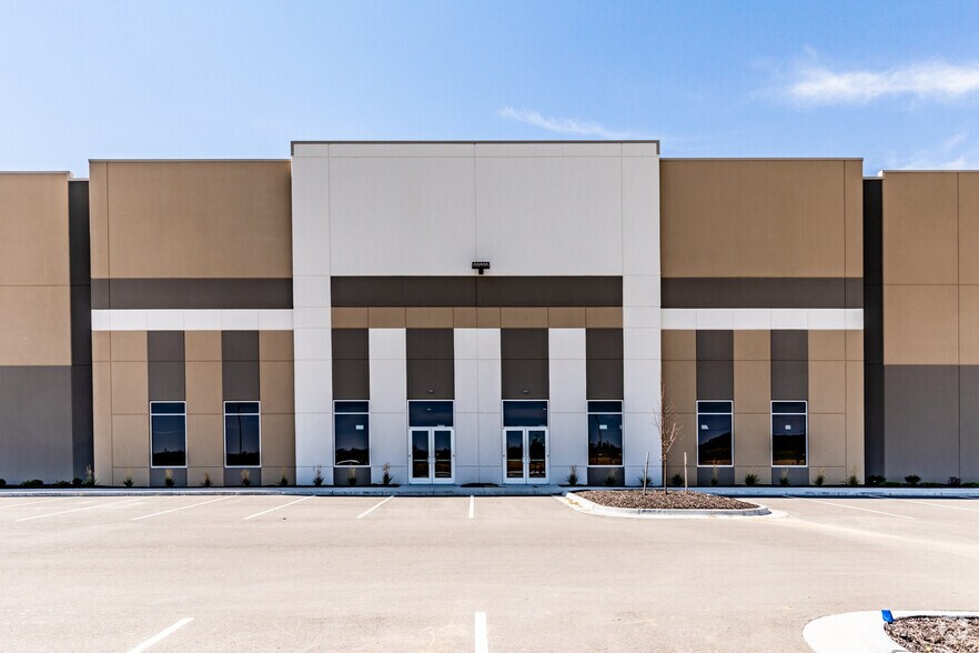 More Photos Of 14300 NE 41st St, Kansas City Distribution For Lease