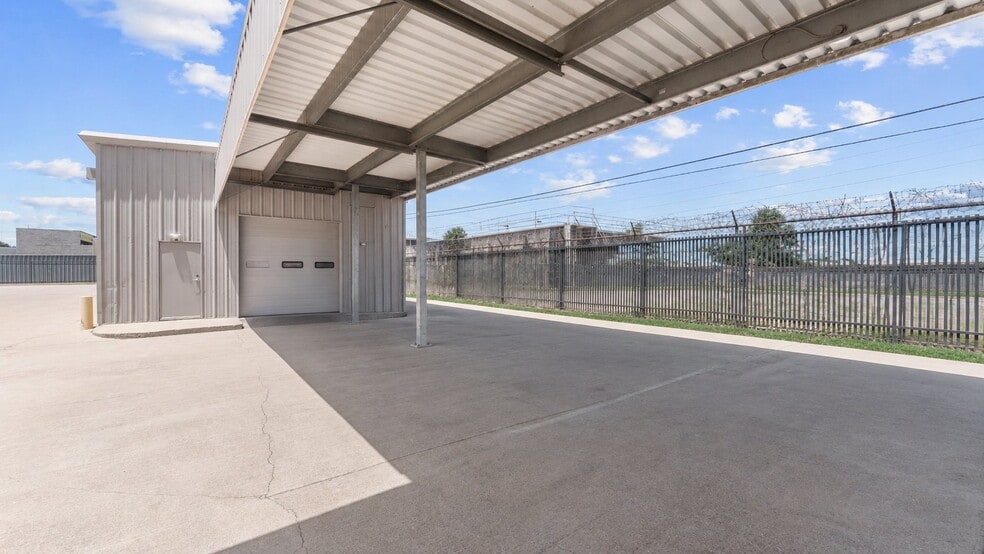 More Photos Of 16522-16536 Park Row, Houston Light Distribution For Sale