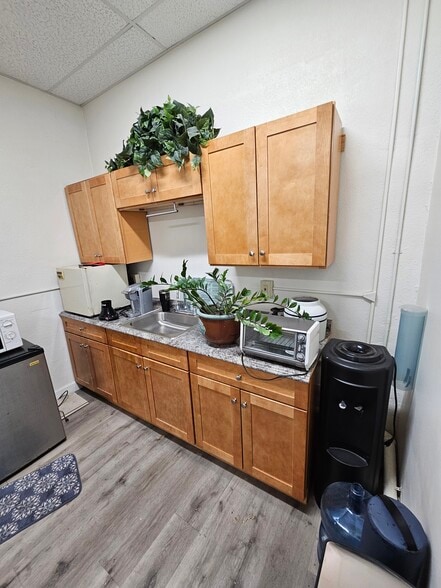 More Photos Of 445-475 N Lake Ave, Pasadena Freestanding For Lease