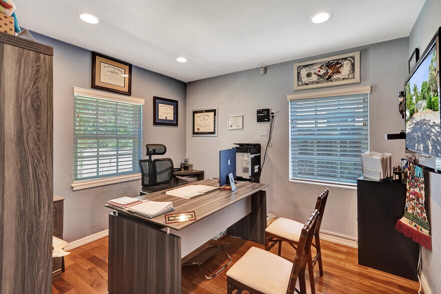 More Photos Of 423 SE 19th St, Fort Lauderdale Office Residential For Lease
