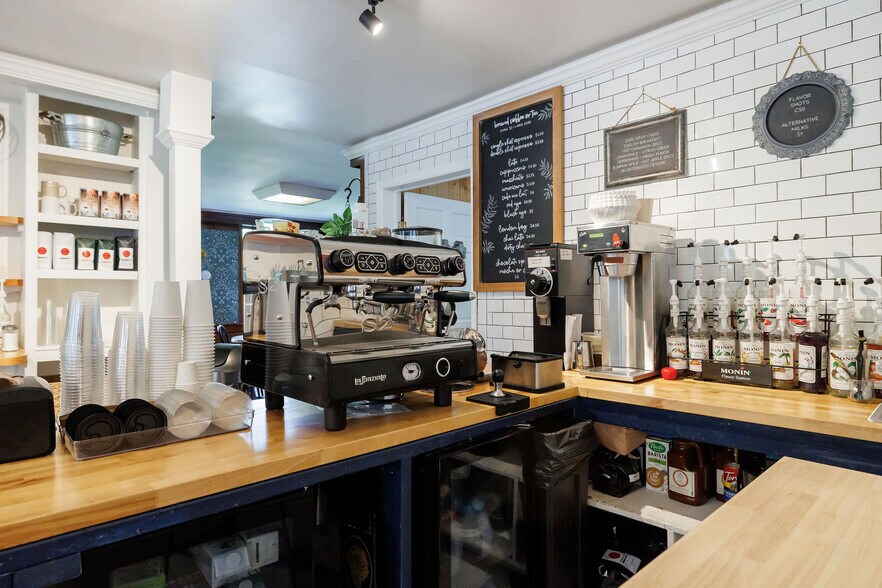 More Photos Of 139 S Main St, Sheffield Freestanding For Sale