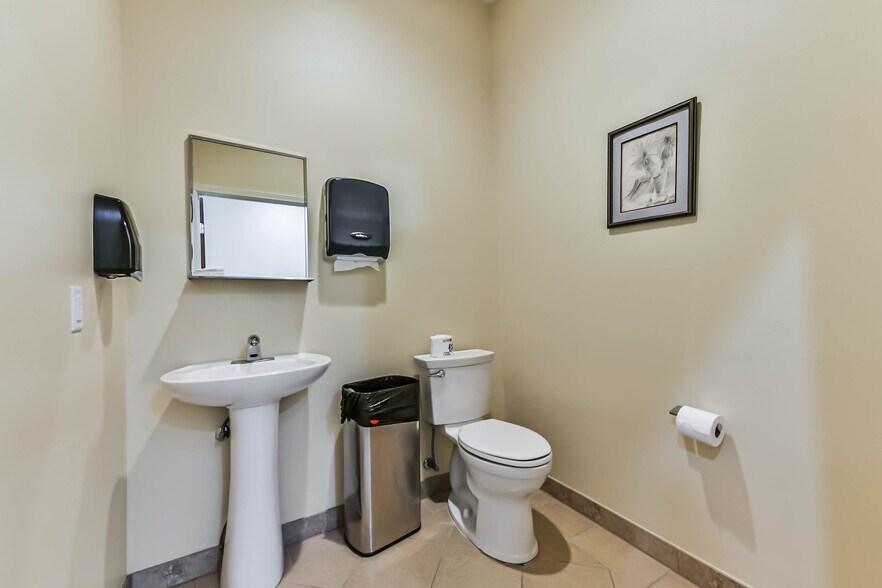 More Photos Of 1111 S Friendswood Dr, Friendswood Office For Lease