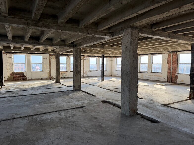 More Photos Of 23 Public Sq, Shelbyville Office For Sale