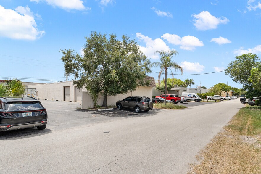 More Photos Of 802 NW 57th Ct, Fort Lauderdale Warehouse For Lease