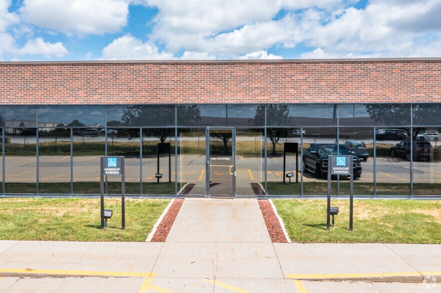 More Photos Of 4300-4398 NW 114th St, Urbandale Flex For Lease