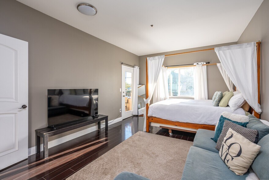 More Photos Of 4741 Point Loma Ave, San Diego Storefront Retail Residential For Sale