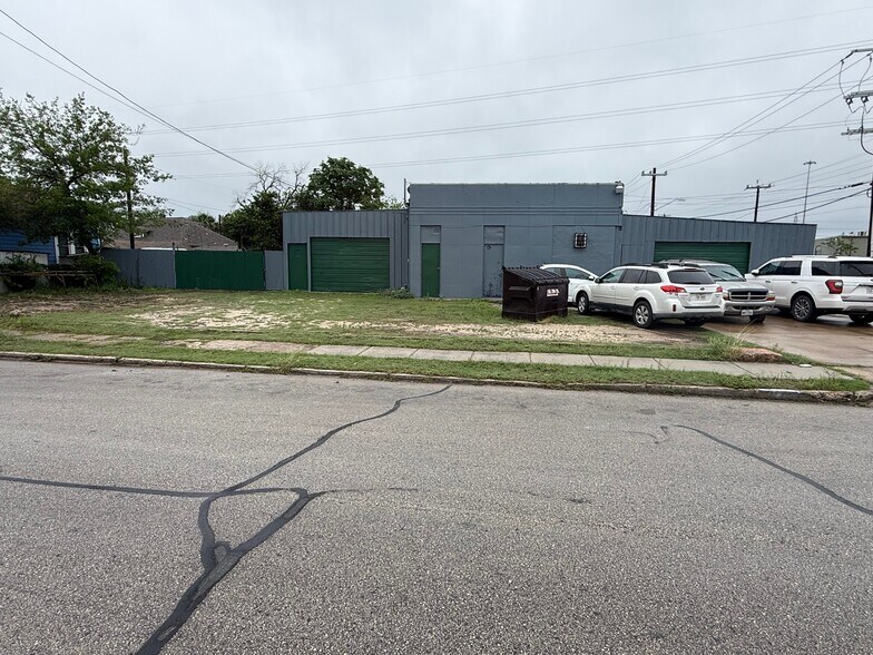 More Photos Of 702 Roosevelt Ave, San Antonio Auto Repair For Sale