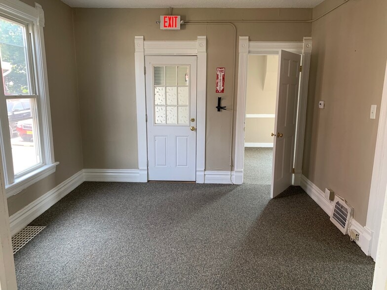 More Photos Of 622 W State St, Geneva Office For Lease