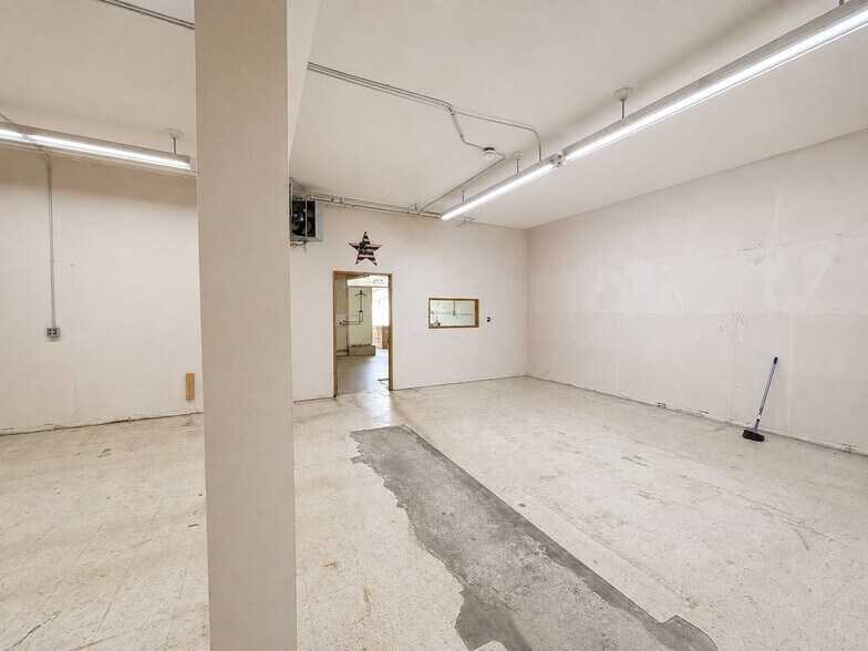 More Photos Of 1404-1406 Southfield Rd, Lincoln Park Office Residential For Lease