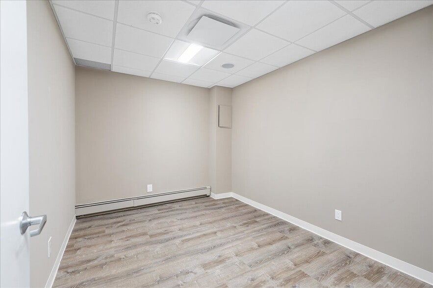 More Photos Of 2039 Palmer Ave, Larchmont Medical For Lease