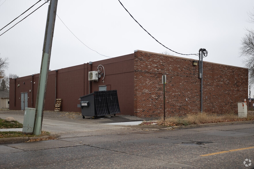 More Photos Of 1615-1619 Mainstreet, Hopkins Freestanding For Lease