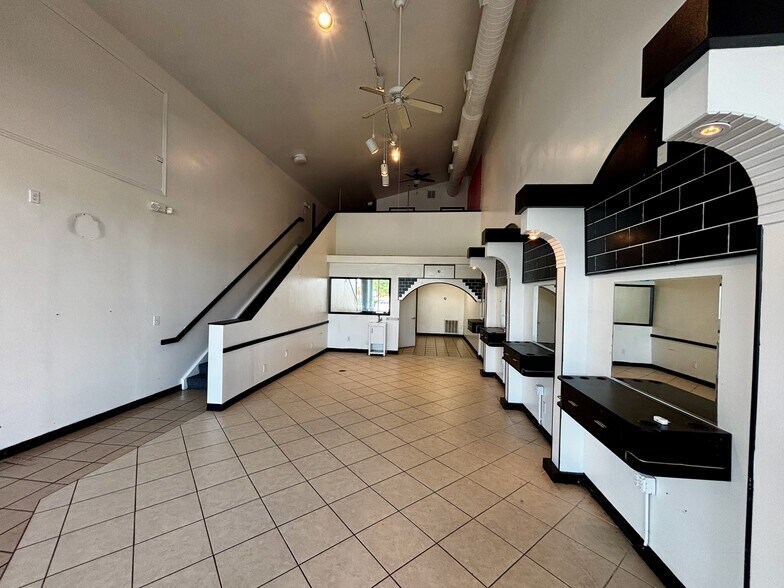 More Photos Of 565 E New Circle Rd, Lexington Storefront Retail Office For Lease