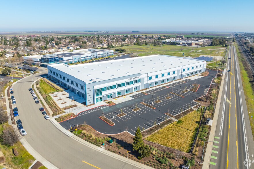 More Photos Of 3808 Faraday Ave, Davis Light Manufacturing For Lease