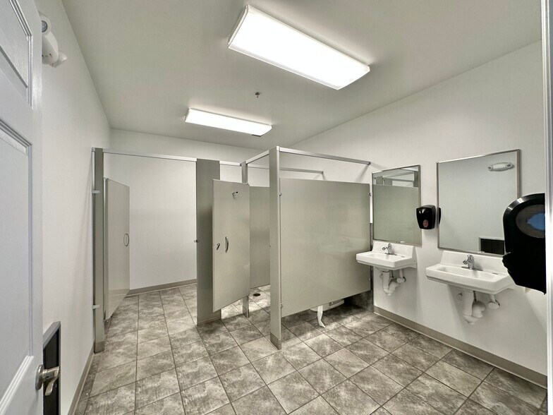 More Photos Of 1521 Mountain Rd, Andersonville Distribution For Lease