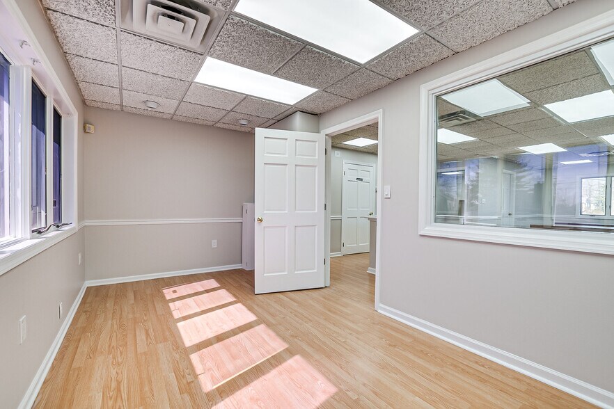 More Photos Of 894 Green St, Iselin Office For Lease