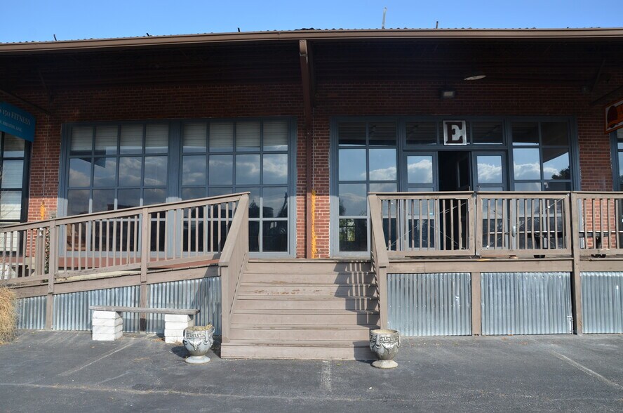 More Photos Of 996 Huff Rd NW, Atlanta Warehouse For Lease