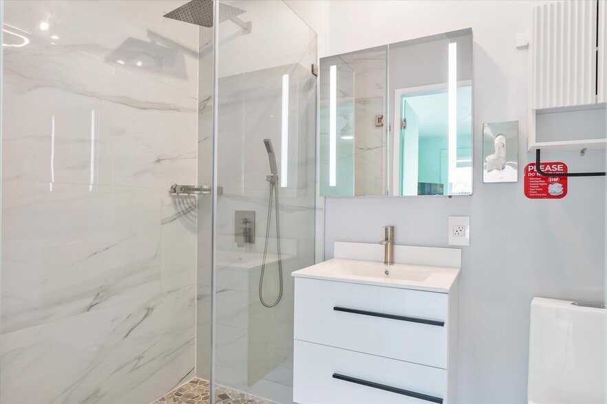 More Photos Of 22 NE 44th St, Miami Office Residential For Lease