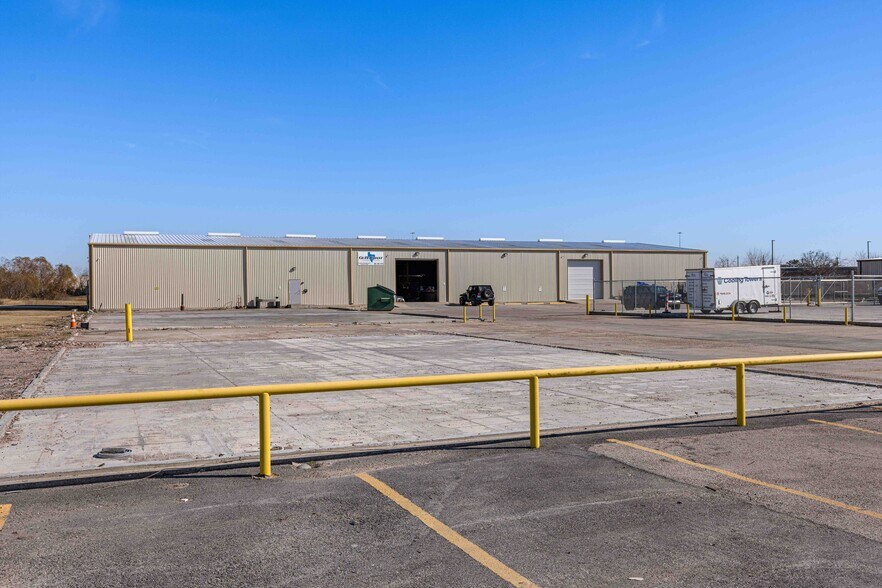 More Photos Of 3923 Mickey Gilley Blvd, Pasadena Distribution For Sale
