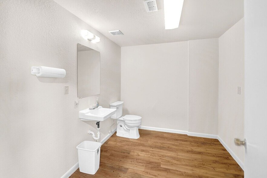 More Photos Of 389 Interstate 35 S, Devine Unknown For Lease