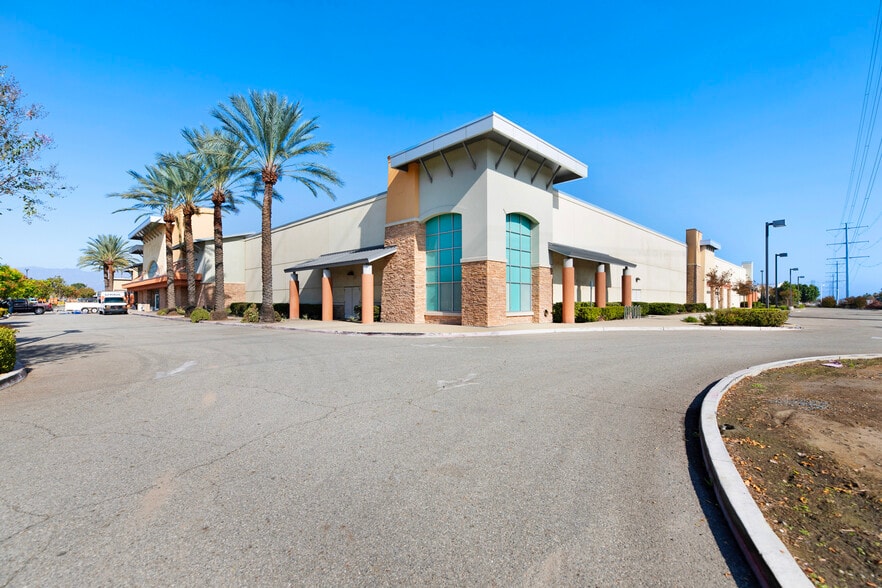 More Photos Of 14659 Ramona Ave, Chino Department Store For Lease