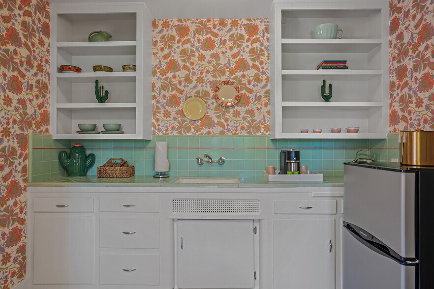 More Photos Of 555 S Warm Sands Dr, Palm Springs Hotel For Sale