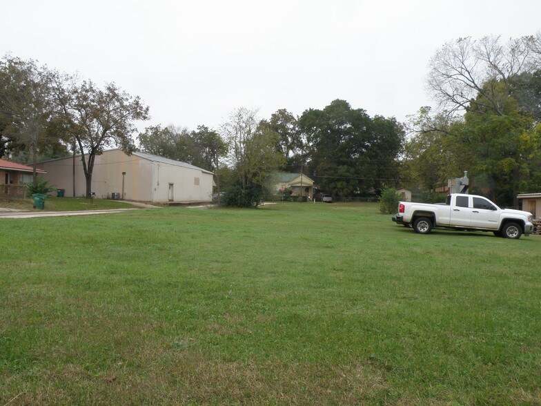 More Photos Of 919 W Debard St, Palestine Land For Lease