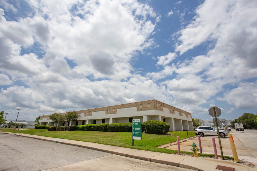 More Photos Of 3200 Mercy Dr, Orlando Warehouse For Lease