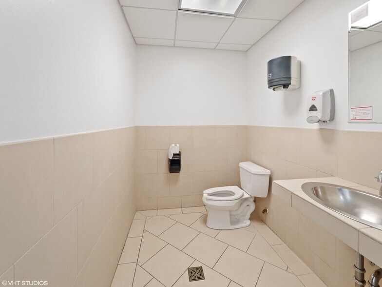 More Photos Of 2901-2911 N Clark St, Chicago Storefront Retail Residential For Lease