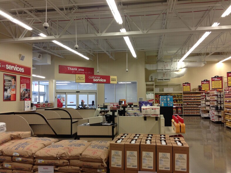 More Photos Of 2609 S Oneida St, Green Bay Freestanding For Lease