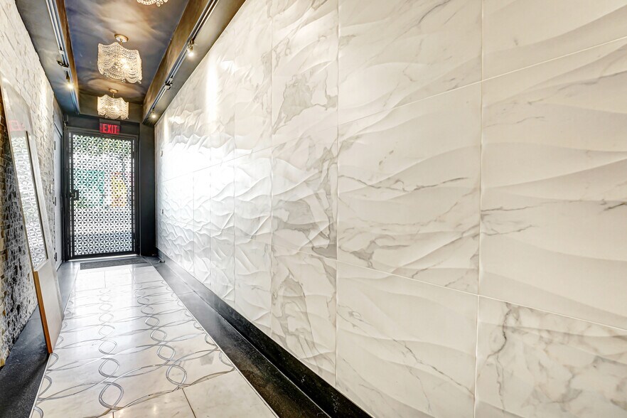 More Photos Of 530 Santa Monica Blvd, Santa Monica Storefront For Lease