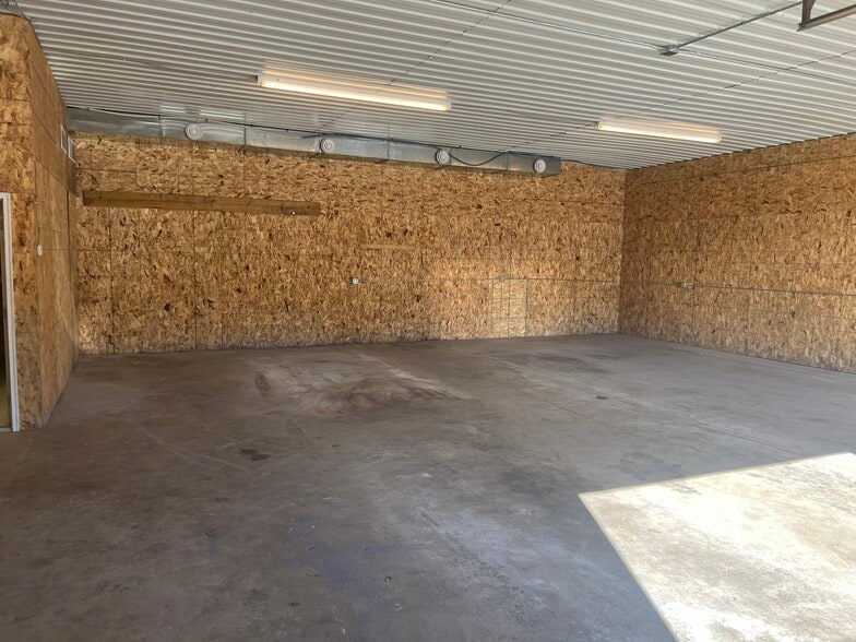 More Photos Of 3095 NW 162nd Ln, Andover Warehouse For Sale