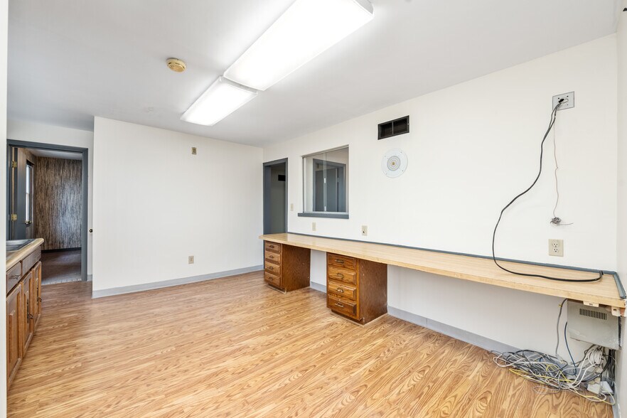 More Photos Of 10 Youell St, Florence Office For Sale